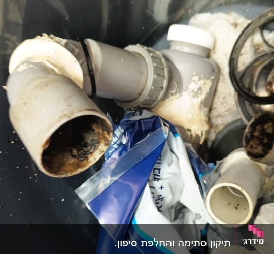 צינורות וכלים הקשורים לעבודת אינסטלציה